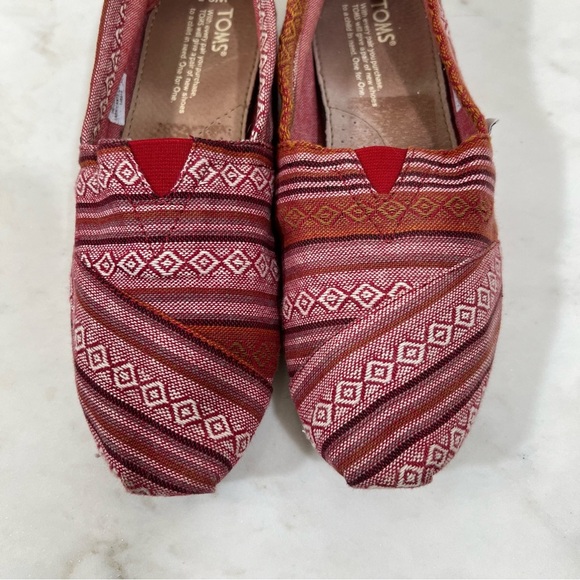 TOMS Red Aztec Patterned Slip-On Shoes Size 6.5 - Picture 2 of 11